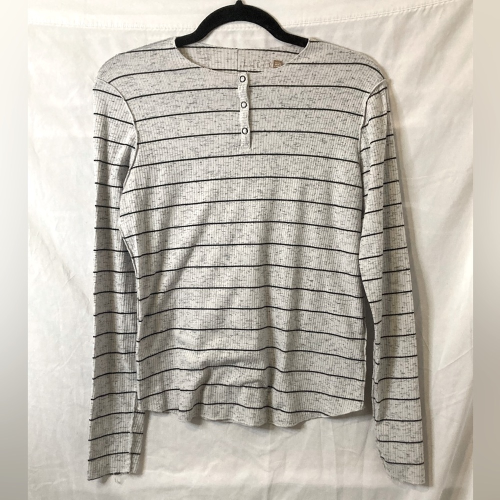 Cute Slimming Striped shirt!🖤🤍